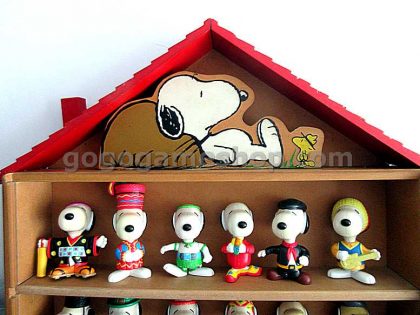 McDonald’s Snoopy World Tour Mix of 24 Mini Figures With Wooden Case